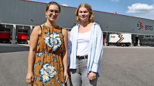 Elena Kaiser und Anna Kurrle (rechts) haben   durch die  Aktion „BetriebsFerien“ zum Beruf und zur  Firma   gefunden. Foto: /Elke Hauptmann