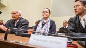 Die Angeklagte Beate Zschäpe sitzt im Gerichtssaal des Oberlandesgericht zwischen ihren Anwälten Hermann Borchert (l) und Mathias Grasel (r). Foto: dpa