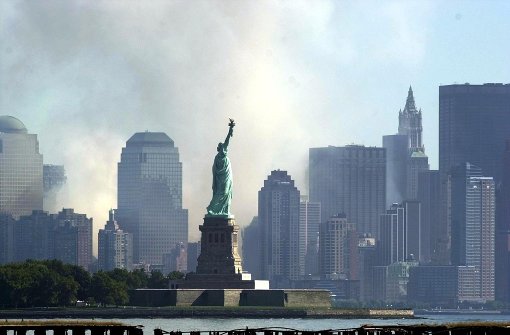 Rauchschwaden und Aschewolken zogen am 11. September 2001 durch New York City: Zwei Flugzeuge hatten das World Trade Center zum Einsturz gebracht. Foto: AFP