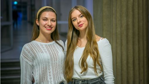 Mariia Ivanishyna (links) und Ariadna Holodenko studieren an der Hochschule Esslingen. Beide haben sich gut eingelebt, vermissen aber auch ihre Familien. Foto: Roberto Bulgrin