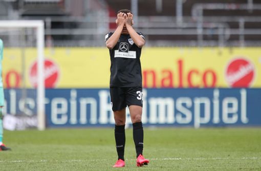 Nicht zu fassen: VfB-Jungprofi Roberto Massimo verschuldet in Kiel zwei Gegentreffer. Foto: Baumann