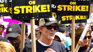 Auch Stars wie hier Kevin Bacon streiken für bessere Arbeitsverhältnisse der Schauspieler. Foto: Getty/Raymond Hall/GC Images