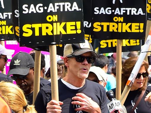 Auch Stars wie hier Kevin Bacon streiken für bessere Arbeitsverhältnisse der Schauspieler. Foto: Getty/Raymond Hall/GC Images