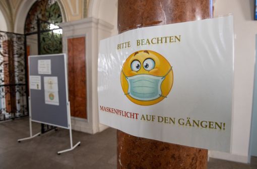 In einer bayerischen Schule hängt ein Schild, das auf die Maskenpflicht hinweist. (Archivbild) Foto: dpa/Peter Kneffel