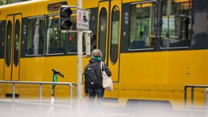 Ein Mann wies sich in einer Stadtbahn unter anderem mit einem fremden Coronatest aus. (Symbolbild) Foto: imago images/Lichtgut/Max Kovalenko