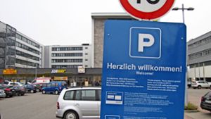 Seit ziemlich genau einem Jahr gilt die Parkscheiben-Regel auf dem Ladenparkplatz an der Ulmer Straße in Echterdingen. Nicht alle wollen sich daran gewöhnen. Foto: Archiv Sägesser
