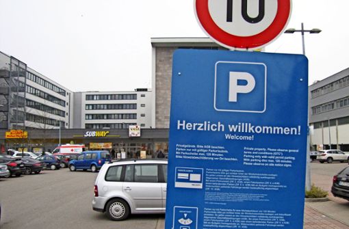Seit ziemlich genau einem Jahr gilt die Parkscheiben-Regel auf dem Ladenparkplatz an der Ulmer Straße in Echterdingen. Nicht alle wollen sich daran gewöhnen. Foto: Archiv Sägesser