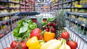 Teure Lebensmittel: Im vergangenen Jahr war die Belastung der Menschen durch die Inflation trotz eines Rückgangs vergleichsweise hoch. Foto: Sebastian Kahnert/dpa