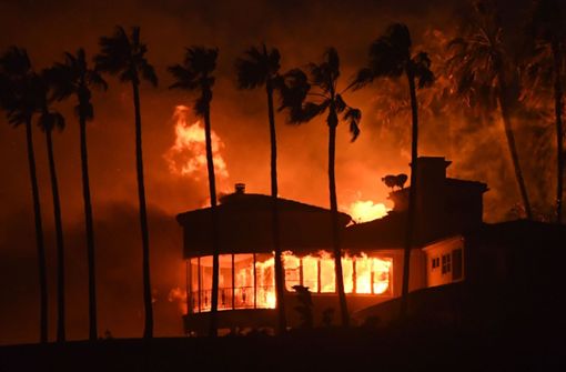 Im Küstenort Malibu sind mehr als 6000 Wohnhäuser zerstört worden, etwa 15.000 Gebäude sind weiter bedroht. Foto: AFP