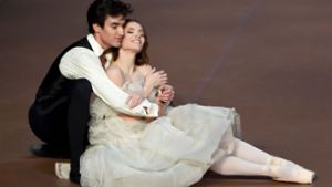 Martí Fernández Paixà und Miriam Kacerova in der „Landszene“ von John Neumeiers „Kameliendame“ Foto: Stuttgarter Ballett