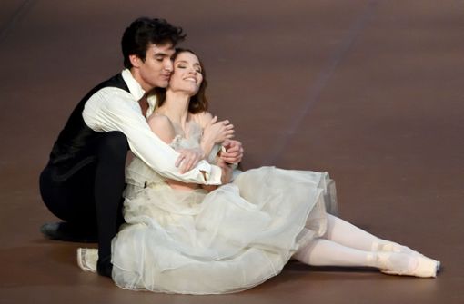 Martí Fernández Paixà und Miriam Kacerova in der „Landszene“ von John Neumeiers „Kameliendame“ Foto: Stuttgarter Ballett