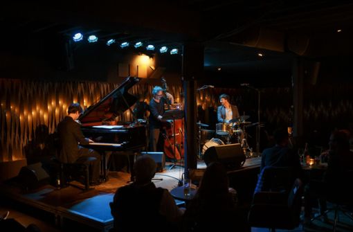 Jetzt spielen sie wieder: die Jazzmusiker André Weiß, Mini Schulz und Obi Jenne (von links) nach dem Re-Start im Bix. Foto: Lichtgut/Julian Rettig