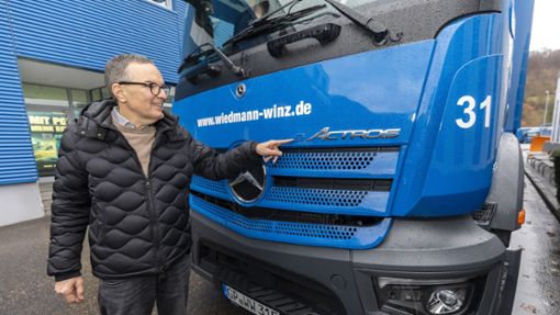 Geschäftsführer  Micha Lege zeigt den neuen Elektro-Truck im Fuhrpark von Wiedmann & Winz. Foto: Markus Sontheimer