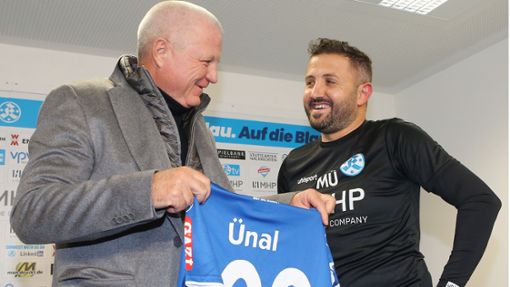Präsident Rainer Lorz überreicht Mustafa Ünal ein Trikot zu seinem 100. Pflichtspiel als Trainer der Stuttgarter Kickers. Foto: Baumann/Julia Rahn