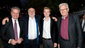 Rezzo Schlauch bei der Feier zu seinem 70. Geburtstag mit EU-Kommissar Günther Oettinger (links), dessen Sohn Alexander und Ministerpräsident Winfried Kretschmann (rechts). Foto: Lichtgut - Oliver Willikonsky