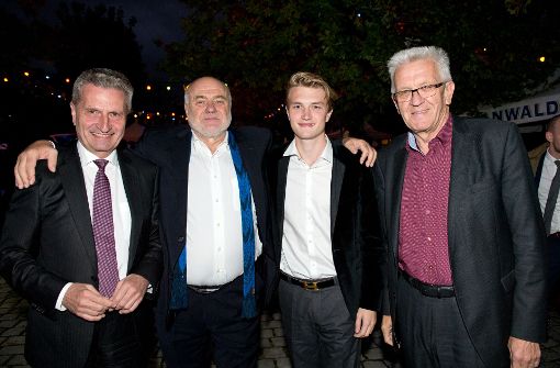 Rezzo Schlauch bei der Feier zu seinem 70. Geburtstag mit EU-Kommissar Günther Oettinger (links), dessen Sohn Alexander und Ministerpräsident Winfried Kretschmann (rechts). Foto: Lichtgut - Oliver Willikonsky