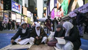 Gläubige Muslime versammeln sich zum Taraweeh-Gebet am Times Square in New York. Foto: dpa/Yuki Iwamura