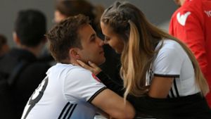Deutschlands Mario Götze küsst 2016 nach dem Spiel seine Freundin Ann-Kathrin Brömmel. Foto: dpa