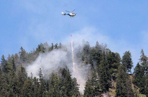 Die Feuerwehr bekämpft einen Brand im Bergwald. Foto: dpa