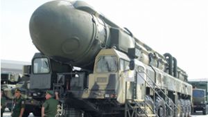 Eine mit Nuklearsprengköpfen bestückbare Interkontinentalrakete vom Typ Topol wird auf einer Rüstungsmesse in Moskau präsentiert (Archivbild). Foto: YNA/dpa