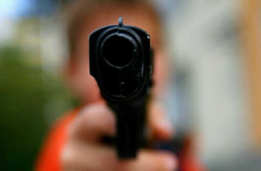 Mit einer Spielzeugwaffe hat ein 37-Jähriger in Bietigheim einen Passanten bedroht. Foto: dpa