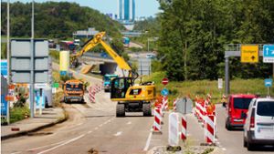 Einfallstor dicht: Die Ortseinfahrt in Echterdingen-Nord wird durch Bagger zur Sperrzone. Foto: Pressefoto Horst Rudel