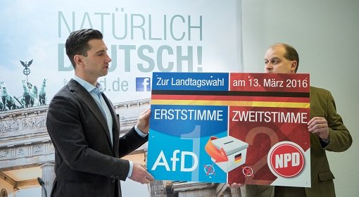 Bereits am Montag stellte der NPD-Parteivorsitzende Frank Franz auf einer Pressekonferenz in Berlin eine Plakat-Kampage vor, in der eine Zusammenarbeit von AfD und NPD suggeriert wird. Foto: dpa
