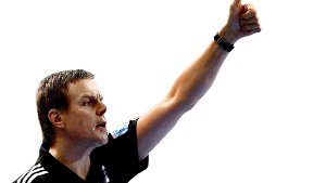 Handball-Bundestrainer Martin Heuberger hält den Daumen hoch für Deutschland. Foto: dpa