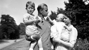Ein Bild aus den Tagen, bevor aus Lilibet Queen Elizabeth II. wurde – Prinz Philip, Prinzessin Elizabeth mit den Kindern Charles und Anne im Jahr 1951. Foto: dpa/Pa