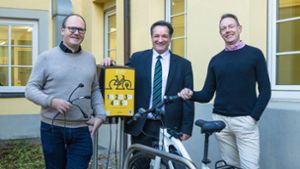 Bürgermeister Sebastian Mannl, SWLB-Geschäftsführer Christian Schneider sowie Matthias Knobloch, der Leiter des städtischen Fachbereichs Nachhaltige Mobilität (von rechts) freuen sich über die kostenlose Lademöglichkeit für E-Bikes Foto: Stadt/Benjamin Stollenberg