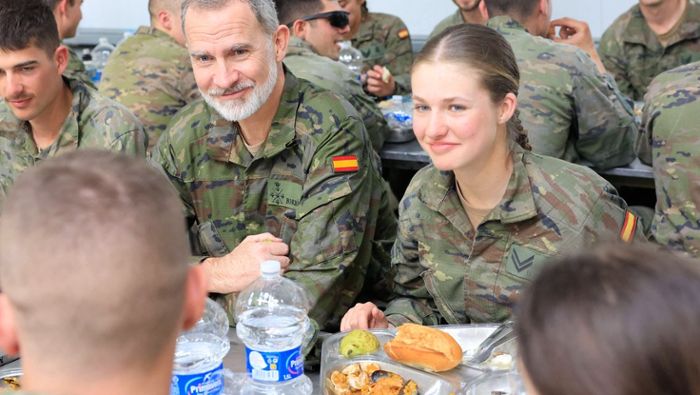König Felipe VI. besucht Tochter Leonor beim Militärmanöver