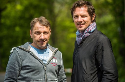 Richy Müller (links) und Felix Klare treffen unsere Gewinner  backstage beim SWR-Sommerfestival. Foto: dpa