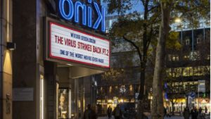 Beim  Delphi-Kino in Stuttgart reagiert man mit Humor auf die bereits zweite erzwungene Schließung wegen der  Corona-Pandemie. Foto: imago/Arnulf Hettrich