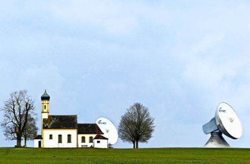 Die Erdfunkstelle Raisting steht direkt neben der Kapelle St. Johann auf Heiligenstätten. Foto: Jochen Müssig