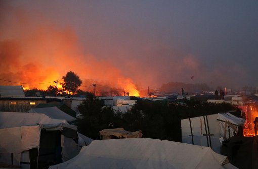 Im Rahmen des Abrisses lodern im „Dschungel“ von Calais immer wieder kleine Feuer auf. Foto: AFP