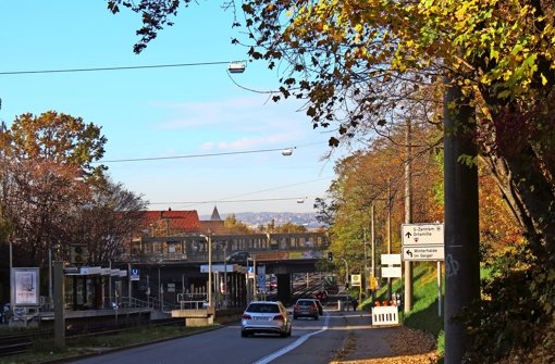 Von der Stadtbahn- (vorne) wie auch  von der S-Bahn-Haltestelle „Nürnberger Straße“ ist das Krankenhaus für Menschen, die nicht gut zu Fuß sind, schwer zu erreichen. Foto: Julia Bayer