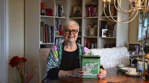 Isolde Karpenstein mit der Blechdose ihrer Großmutter Foto: Alexandra Kratz