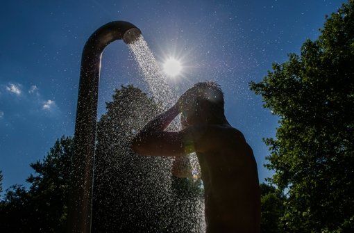 Bei großer Hitze sehnen sich viele nach einer kalten Dusche. Ob das aber die richtige Lösung ist? Foto: dpa