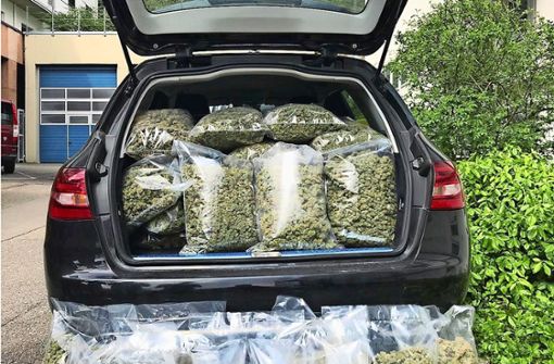 Beim Abtransport der Drogen wurde  es im Polizeiwagen eng. Foto: Facebook Polizei Stuttgart