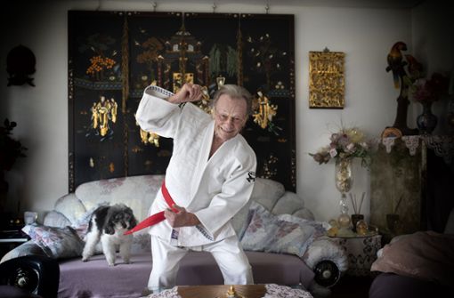 Der Königsbronner Dieter Seibold mit dem roten Gürtel und seinem Pudel Benji in seinem japanisch geprägten Wohnzimmer. Foto: Horst Rudel