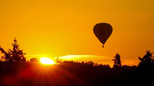 In Australien stürzte ein Mann aus einem Heißluftballon. Foto: dpa/Thomas Warnack