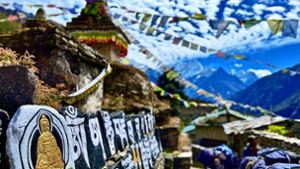 Auf dem Weg durch den Himalaja begleiten die Wanderer überall Gebetstafeln. Foto: Manfred Mauermann