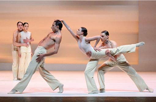 Szene aus Vittoria Girellis neuem Ballett „In esisto“ mit Martino Semenzato, Mackenzie Brown und Lassi Hirvonen Foto: Stuttgarter Ballett/Roman Novitzky