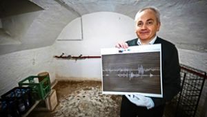 Edgar Harwardt zeigt ein (stark vergrößertes) Seismogramm aus den Kriegsjahren im Keller, in dem seine Mutter die Luftangriffe auf Stammheim überlebte. Foto: Lichtgut/Achim Zweygarth