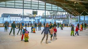 Erstmals seit der Coronazeit ist das Richard-Hirschmann-Eisstadion in Esslingen wieder rammelvoll. Vor allem junge Schlittschuhläufer zieht es auf das Eis. Foto: Roberto Bulgrin