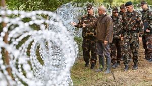 Flüchtlingspolitik auf ungarische Art: Verteidigungsminister  István Simicskó (Zweiter von links) inspiziert den Grenzzaun zu Kroatie Foto: dpa
