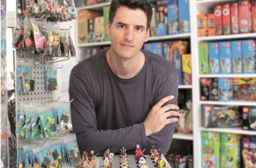 Youtuber Thomas Panke in seinem Laden, in dem er unter anderem Lego-Produkte verkauft. Er wurde für sein Logo nun von Lego abgemahnt- Foto: Thomas Panke