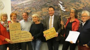Die Aktivisten der Bürgerinitiative  übergaben Oberbürgermeister Christoph Traub (Dritter von rechts) auch eine Rute mit Wunschzetteln. Foto: Otto-H. Häusser