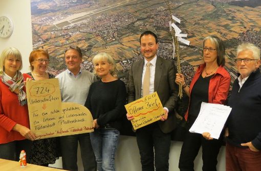 Die Aktivisten der Bürgerinitiative  übergaben Oberbürgermeister Christoph Traub (Dritter von rechts) auch eine Rute mit Wunschzetteln. Foto: Otto-H. Häusser