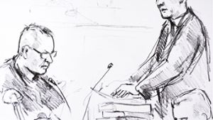 Die Zeichnung von Anne Gyrite Schütt zeigt den Angeklagten Peter Madsen (links) und den Staatsanwalt Jakob Buch-Jepsen (rechts) am ersten Verhandlungstag des Mord-Prozesses gegen dänischen U-Boot-Bauer. Foto: dpa
